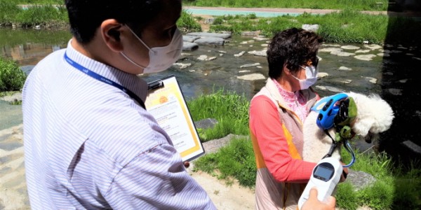 [크기변환]5. 구 관계자가 경안천 산책로에서 동물등록 여부를 확인하고 있는 모습.jpg