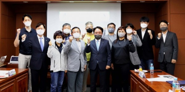 [크기변환]1. 용인시는 지난 4일 용인도시공사 3층 대회의실에서 고림1구역 주거환경개선사업 주민참여단 위촉식을 갖고 1차 회의를 열었다..JPG