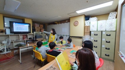 2. 지난 2일 수지구 상현동 LH행복꿈터 광교마을지역아동센터 아동들이 독후 활동에 참여하고 있다..jpg