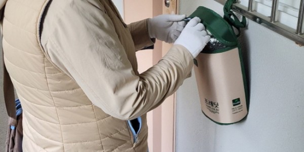 [크기변환]5. 신갈동 사회보장협의체가 ‘똑!똑!똑! 저소득 노인 건강음료 배달 사업’을 시작했다..jpeg