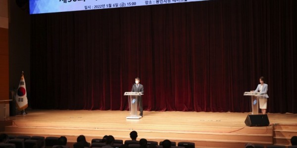 [크기변환]사진(1) 6일 용인시청 에이스홀에서 열린 제50회 어버이날 기념 표창장 수여식.jpg