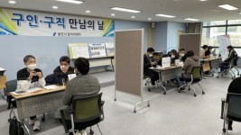 [크기변환]1-1. 지난 3월 용인시일자리센터서 열린 구인구직의 날 행사에서 구직자들이 채용을 위해 현장 면접을 보고 있다..JPG