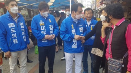 [크기변환]백군기후보가용인중앙시장에서 시민들과 환담하는모습.jpg