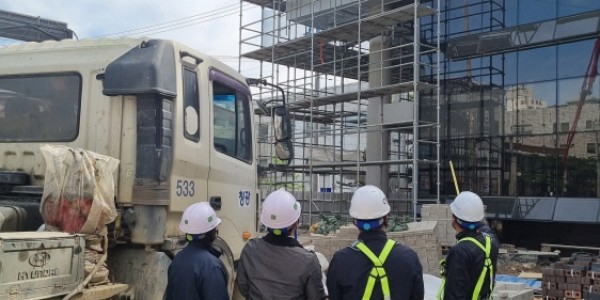 [회전][크기변환]2. 용인시 관계자들이 처인구 중앙동 행정복지센터 신축 공사 현장에서 안전 점검을 진행 하고 있다..jpg