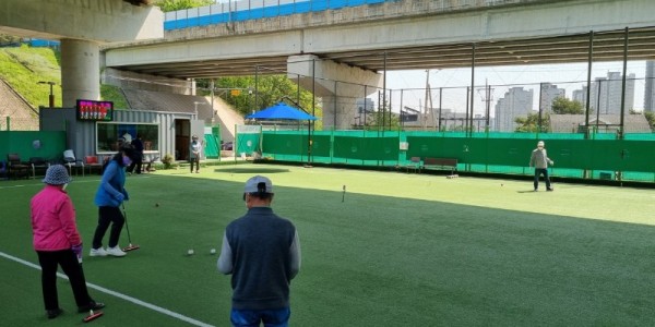 7-1. 수지구가 새로 설치한 성복고가하부 게이트볼장 그늘막과 벤치.jpg