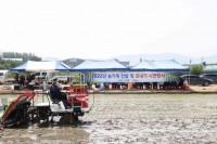 [크기변환]3-1 용인시는 12일 처인구 원삼면 맹리에서 모내기 시연 행사를 열고 본격적인 농번기의 시작을 알렸다..jpg