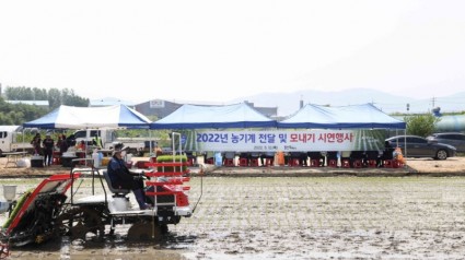 [크기변환]3-1 용인시는 12일 처인구 원삼면 맹리에서 모내기 시연 행사를 열고 본격적인 농번기의 시작을 알렸다..jpg