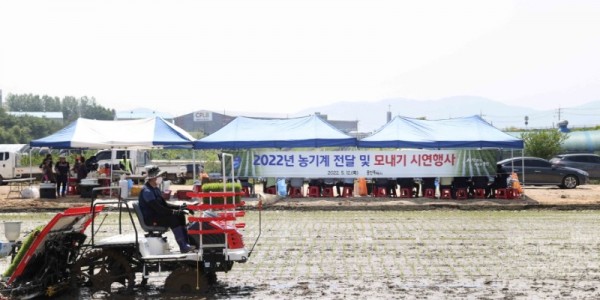 [크기변환]3-1 용인시는 12일 처인구 원삼면 맹리에서 모내기 시연 행사를 열고 본격적인 농번기의 시작을 알렸다..jpg