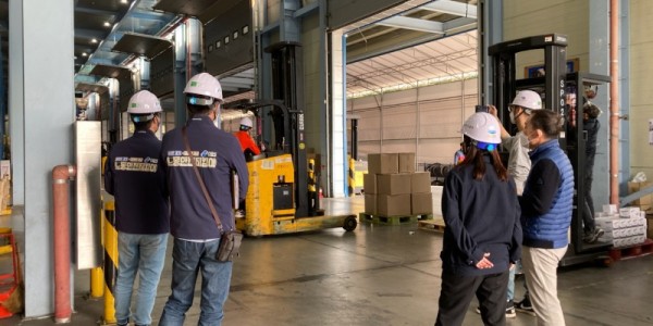 [크기변환]3-1. 노동안전지킴들이 지난달 29일 기흥구 마북동 건설현장에서 안전점검을 진행하고 있는 모습.jpg