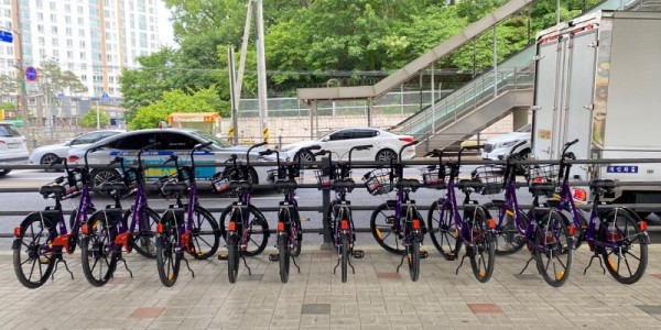 2-1. 220516_용인 어울林(림)파크 내 공유자전거 타조 시범운영_사진(1) 김량장역 주변 공유자전거 모습.jpg