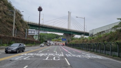 [크기변환]3. 220517_용인시, 하갈교차로 등 교차로 6곳에 노면색깔유도선 설치_사진(1) 하갈교차로.jpg