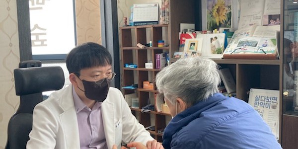 6. 동백3동 지역사회보장협의체가 이달부터 9월까지 65세 이상 저소득 어르신에게 한방치료를 지원한다..jpg