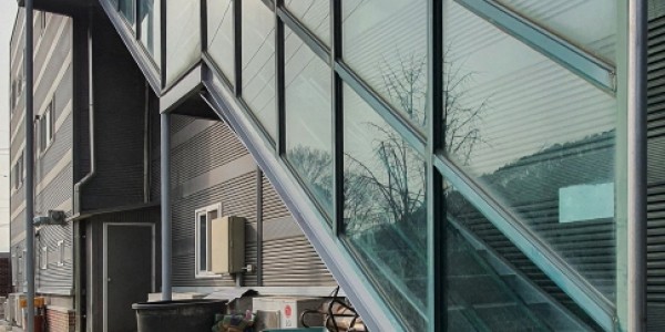 [크기변환]1-1. 소규모 기업 환경개선 사업으로 직원 식당 공용 계단을 보수한 모습(대흥스프링).jpg