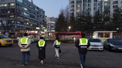 [크기변환]8. 죽전1동 청소년지도위원들이 야간 순찰을 하고 있는 모습.jpg