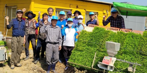 [크기변환]4-2.직접 농사 지은 쌀로 어려운 이웃 도와요.jpg