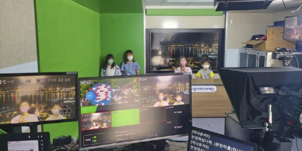 [크기변환]1. 드림스타트 아동들이 미디어나눔버스에서 뉴스 제작 체험을 하고 있다.jpg