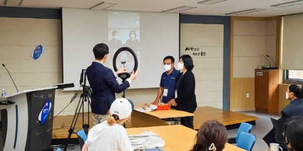 [크기변환]1-2. 라이브커머스에 앞서 실전 교육을 진행하고 있는 모습.jpg