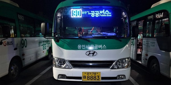 3. LED 안내판을 설치한 90번 용인시 공공버스 모습.jpg
