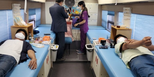 [크기변환]5-1. 용인시외국인복지센터 회원들이 헌혈 봉사를 하고 있다..jpg