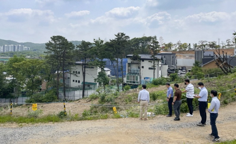 [크기변환]2. 시 관계자들이 관내 재해영형평가 협의 완료 사업장의 이행 실태를 점검하고 있는 모습.jpg