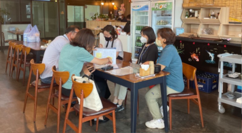 5-1. 시 관계자가 처인구의 한 횟집에서 메뉴의 원산지 표기와 거래내역서를 확인해 살피고 있다..JPG