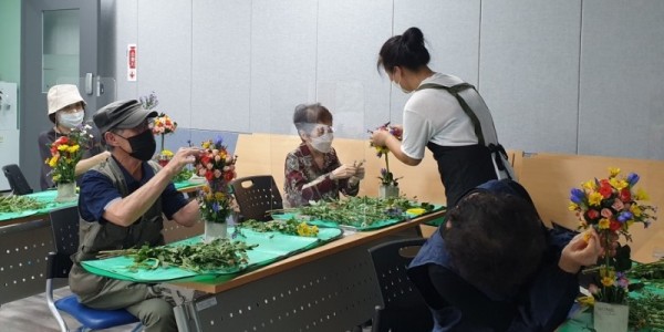 2. 지난해 8월 용인지역자활센터 어르신들이 치유원예 프로그램에 참여하고 있는 모습.jpg