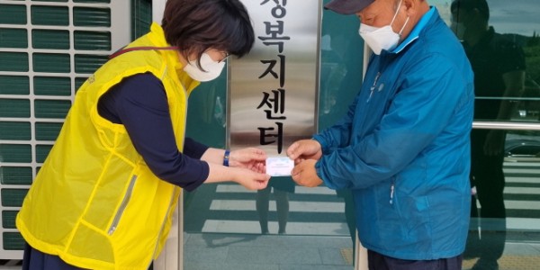 [크기변환]4. 남사읍 지역사회보장협의체가 지난 7일 저소득 청장년층 70명에게 교통비 5만원을 지원했다.JPG