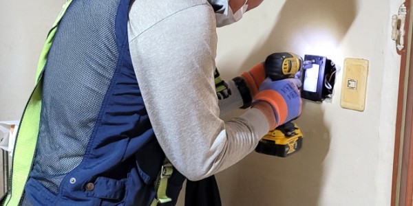 [크기변환]5-1. 전기 기술자 문근욱 씨가 홍 모 어르신 댁의 전기 콘센트를 점검 하고 있다..jpg