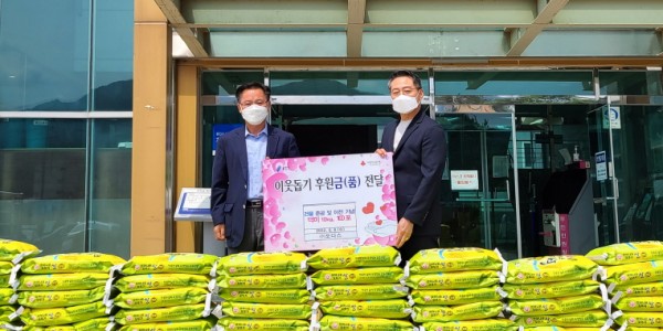 [크기변환]6. 모현읍에 쌀 1000kg을 기탁한 (주)오디스 관계자가 황형태 모현읍장과 기념촬영을 하고 있다.jpg