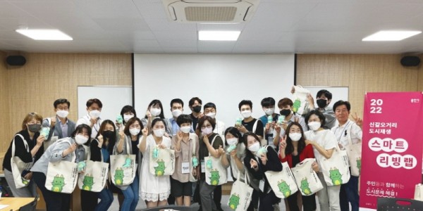 [크기변환]3. 신갈오거리 스마트도시재생 1차 리빙랩 참여자들이 기념촬영을 하고 있다..jpg