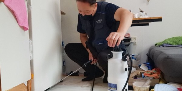 3-1. 소독업체에서 취약계층 가구를 방문해 살충 소독을 하고 있는 모습.jpg