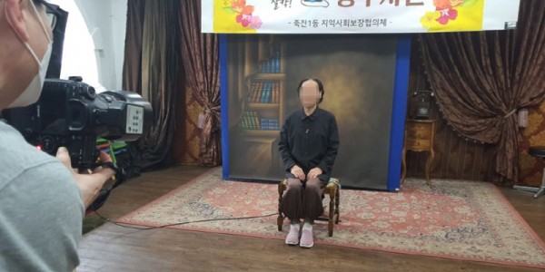 [크기변환]7. 죽전1동 지역사회보장협의체가 어르신들을 위한 장수사진을 촬영했다..jpeg