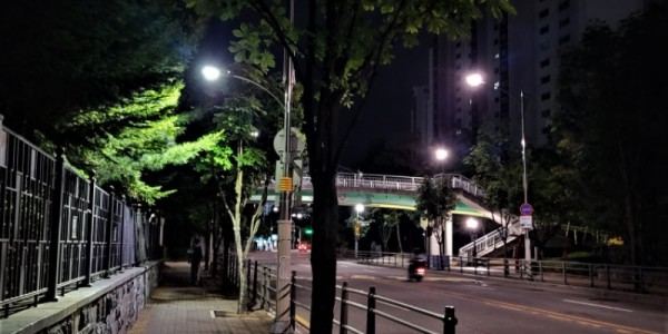 4-1. 동백고등학교 인근 육교 앞에 새로 설치된 인도등.jpg