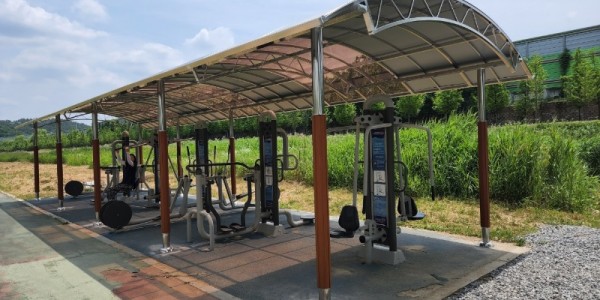 5. 이삭아파트 앞 대대천변 야외운동시설에 설치한 캐노피.jpeg