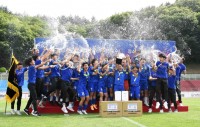 7-2. 용인시축구센터U18덕영이 ‘제27회 무학기 전국고등학교 축구대회’의 우승컵을 들어 올렸다..JPG