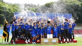 7-2. 용인시축구센터U18덕영이 ‘제27회 무학기 전국고등학교 축구대회’의 우승컵을 들어 올렸다..JPG