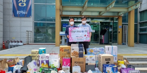 3. 지난 17일 모현읍 소재 대안학교 가나안스쿨 학생들이 어려운 이웃을 위해 써 달라며 200만원 상당의 생필품과 먹거리 등을 기탁했다..jpeg