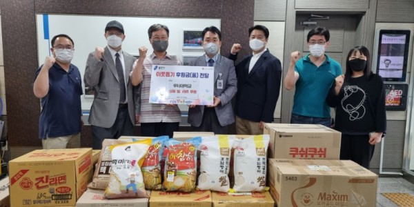 4. 루터대학교 산학협력단(단장 이영호)이 어려운 이웃에 전해달라며 쌀과 라면 등을 상갈동에 기탁했다.jpg