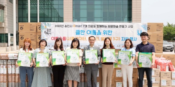 용인시가 21일 용인지역 이마트와 함께하는 ‘희망나눔프로젝트’의 일환으로 저소득 264가구에 폭염 대비 여름용품을 전달했다..JPG