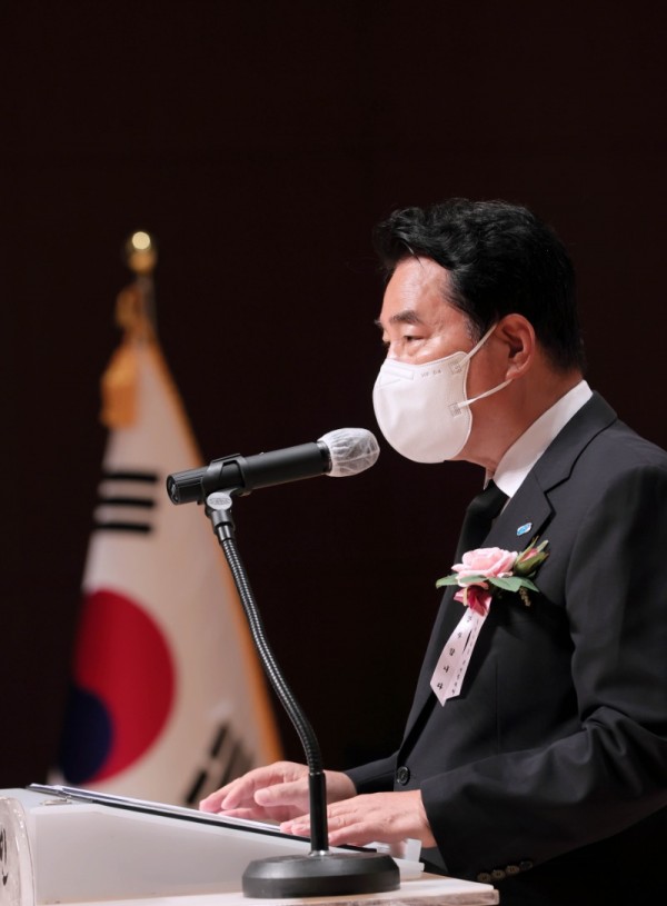 1-2. 백군기 용인시장이 6·25전쟁 제72주년 기념식에서 인사말을 하고 있다..JPG