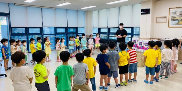 3-1. 샛별유치원 아이들이 구갈동 행정복지센터에 방문해 1년 동안 모든 종이팩을 전달하고 환경의 중요성에 대해 이야기를 듣고 있다..jpg