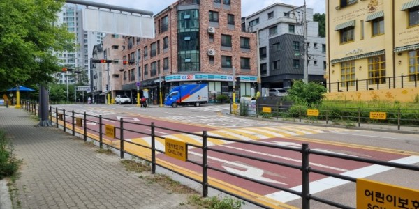 2. 신봉초 어린이보호구역 360m 구간에 펜스를 교체한 모습.jpg