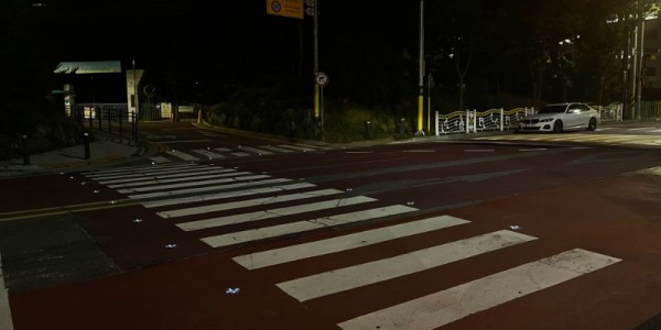 7-1. 활주로형 LED 조명이 설치된 횡단보도 모습 (1).JPG