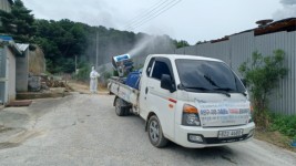 4. 민간 용역업체에서 백암면의 한 축산농가를 방역소독 하고 있다..JPG