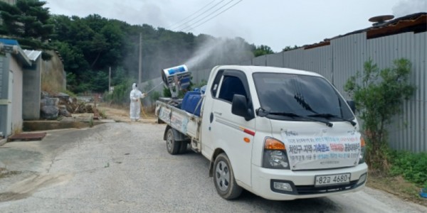 4. 민간 용역업체에서 백암면의 한 축산농가를 방역소독 하고 있다..JPG