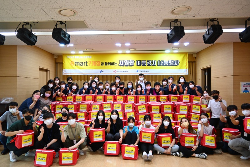 2-1. 용인시가 용인지역 이마트가 함께하는 ‘희망나눔프로젝트’의 일환으로 관내 저소득층 400가구에 여름 김장김치를 지원했다..JPG