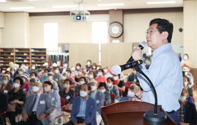 11-1. 이상일 용인시장 기흥노인대학 특강.jpg