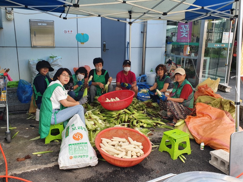 9. 12일 이동읍 새마을부녀회 관계자들이 직접 옥수수를 삶아 판매하는 장터를 열었다.jpg