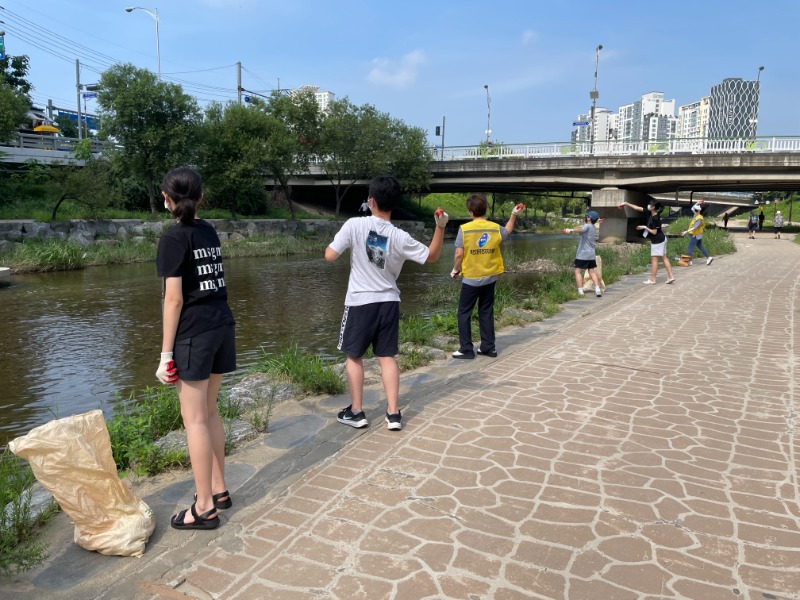 6. 죽전2동 주민자치위원회가 ‘깨끗한 탄천 만들기 위한 EM흙공 던지기 행사’를 진행했다..JPG