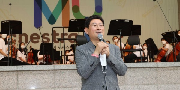 2-1. 이상일 용일시장이 지난 2일 수지구 죽전야외음악당에서 열린 꿈의 오케스트라 용인의 공연장을 찾아 관객들에게 인사말을 하고 있다..jpg